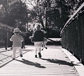 Is baby walker a necessity for a child to learn walking?              学步车真的可以在孩子一岁学习走路时，学到怎么迈开他的人生第一个步伐吗？