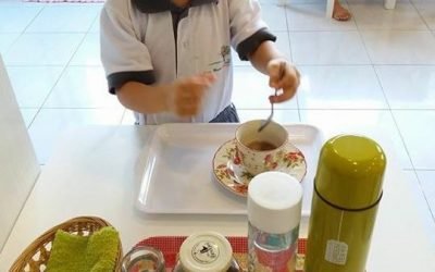 Why use glassware in Practical Life lessons?在日常生活工作教具的设计中，为什么要使用玻璃器皿？